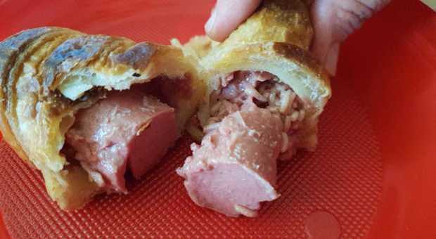 Bambino addenta l'hot dog e trova i vermi: scatta la denuncia in rosticceria