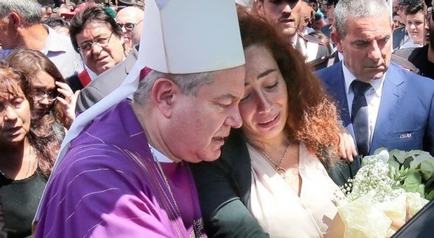 Somma Vesuviana, le lacrime di Rosa Maria in chiesa: «Ecco cosa significa essere moglie di un carabiniere»