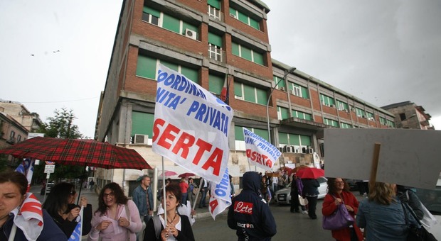 Lavoratori delle pulizie dell'Asl di Caserta, il sindacato: «Ridotti in schiavitù»