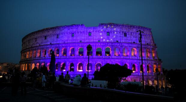 Colosseo illuminato di blu per la Giornata dell'Europa. foto PAOLO CAPRIOLI/AG.TOIATI