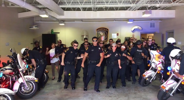 Sfida di ballo tra corpi di polizia, l'imperdibile video diventa virale sui social