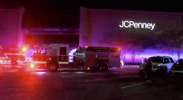 Black Friday, spara in un centro commerciale in Alabama e ferisce 2 persone: ucciso dalla polizia