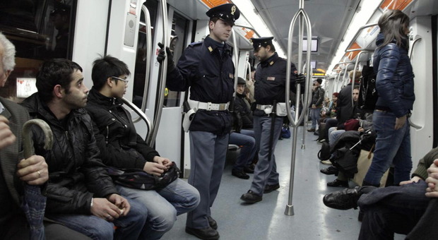 Ragazzina molestata nella metro mentre va alla marcia per il clima: arrestato un 32enne