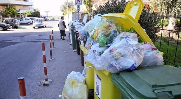 Roma, cassonetti strapieni e sacchetti a terra: sui rifiuti torna il caos