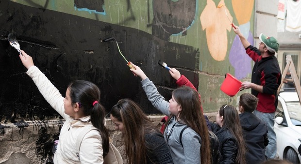 «Wi-u Adolescenti in arte», i ragazzi del rione Sanità a lezione di street art da Jorit