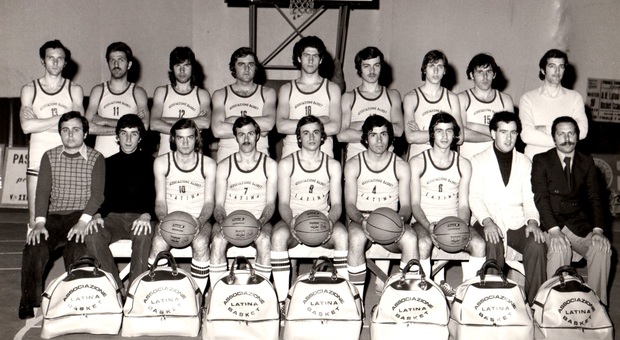 L'Ab Latina nel 1975. Marinelli (seduto, ultimo in basso a destra) portò la squadra dalla D alla B
