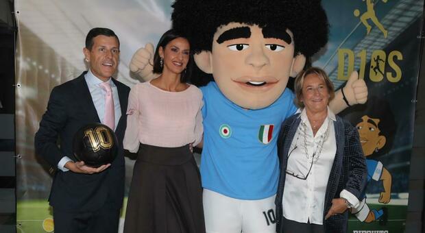 Stefano Ceci, la direttrice e la presidente della Fondazione Santobono con la mascotte di Maradona