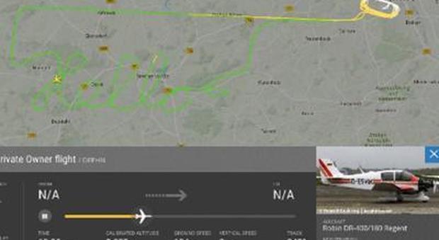 "Hello" tra le nuvole, il messaggio di un misterioso pilota diventa virale