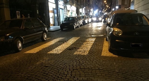 Cinque infrazioni al codice della strada in 30 metri: la vergogna di via San Pasquale a Chiaia