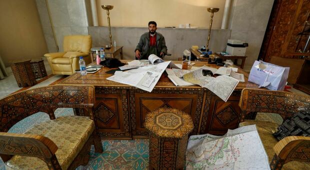 Assad, saccheggiato il palazzo: rubate opere d'arte, borse firmate e porcellane. L'umiliazione dei selfie nei corridoi