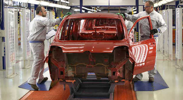 Una vettura Fiat durante la produzione in uno stabilimento italiano