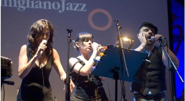 Maria Pia De Vito, Meg e Raiz sul palco di Pomigliano jazz (foto di Pino Miraglia)