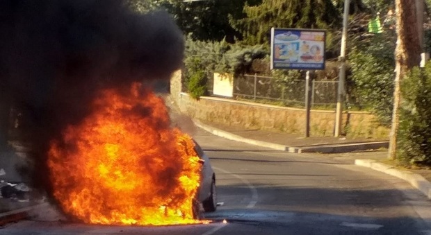 Roma, l'auto va a fuoco: l'automobilista si salva scendendo al volo