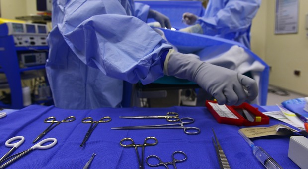 Finto chirurgo smascherato dal certificato di morte del paziente (Foto di skeeze da Pixabay)