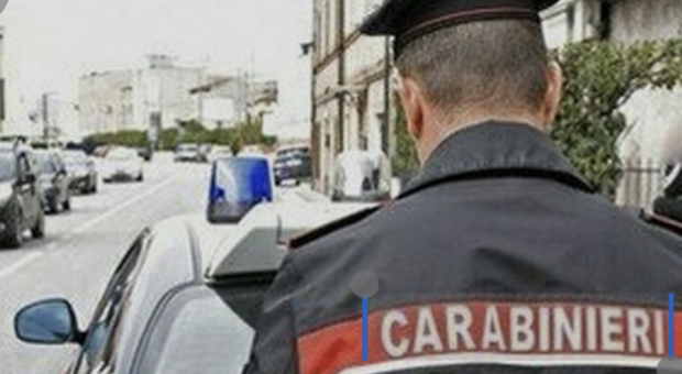 Napoli, aggredisce i negozianti e spacca le vetrine: arrestato