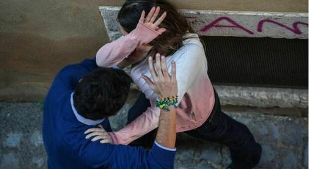 Roma, dipendente di un ministero a processo per maltrattamenti: carne avariata alle figlie e sputi alla moglie