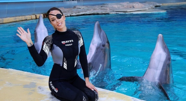 Gessica Notaro, dopo il matrimonio e il viaggio di nozze torna in vasca con i delfini: «Qui mi sento a casa»