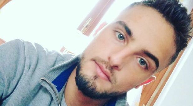 Lorenzo Assaloni trovato morto in un bosco dagli amici: il 26enne era scomparso dopo un’uscita in bici