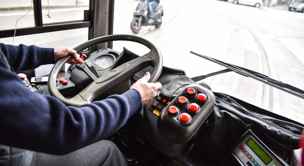Senza biglietto e fumando spinelli: calci e pugni all'autista del bus
