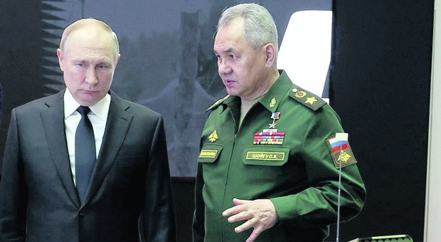 Putin rassicura i generali: «Avrete più soldati e armi». Poi evoca il nucleare: «È la nostra garanzia»