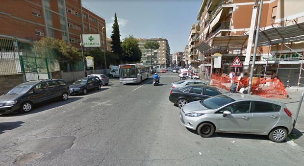 Roma, anziana travolta da un furgone a Tor dè Schiavi: ricoverata d'urgenza in ospedale