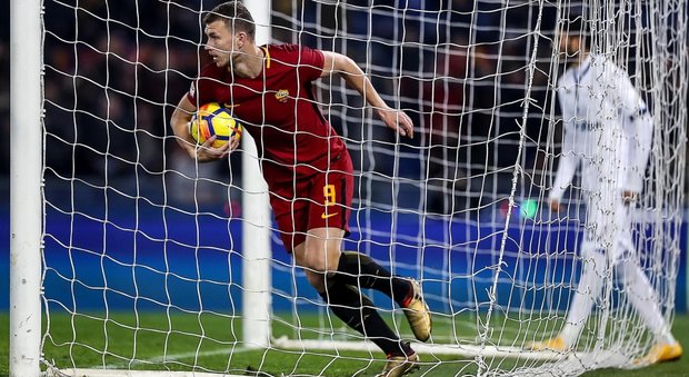 Roma, Dzeko ritrova il gol nella notte delle streghe dell'Olimpico