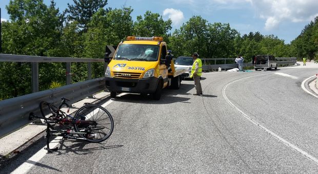 L’Aquila, incidente ad Arischia: muore un motociclista, feriti due ciclisti