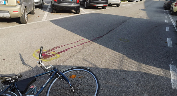 San Benedetto, schianto contro l'auto che sta parcheggiando: grave ciclista