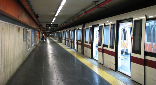 Roma, attraversa i binari della metro mentre arriva il treno, salva per miracolo