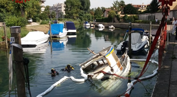 Barca di 10 metri affonda nelle acque del fiume Ausa: recuperata