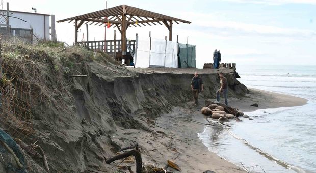 Erosione: a rischio crollo il chiosco "40° all'ombra" sulla spiaggia di Focene