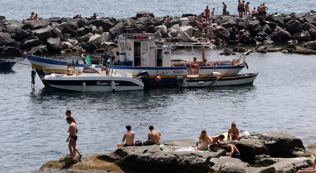 Spiagge libere, zero controlli a Napoli: «Metteremo i vigili ai varchi»