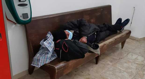 Clochard dorme alla stazione: «Non voglio aiuti da nessuno»