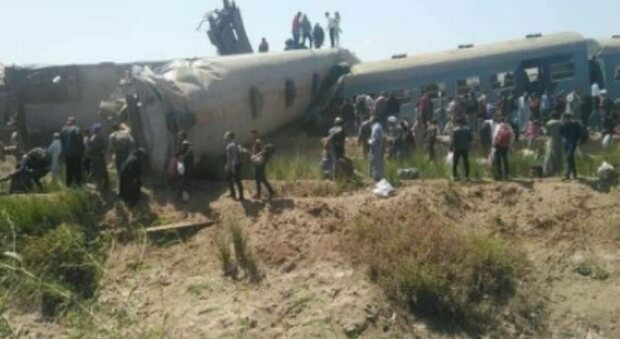 Egitto, scontro frontale tra due treni, tre vagoni deragliati: almeno 50 passeggeri feriti