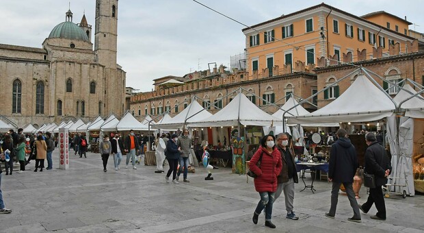 Piazza del Popolo con il mercatino dell'antiquariato