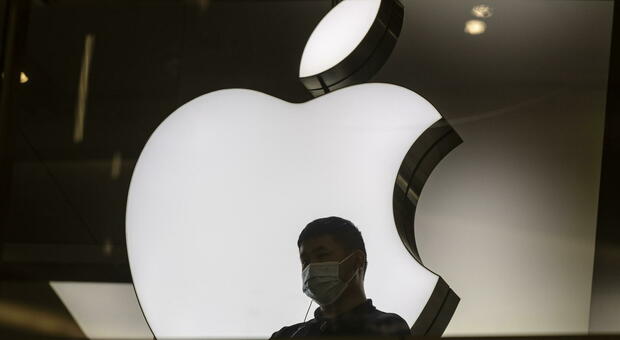 Ucraina, Apple sospende le vendite in Russia: sanzioni e limiti ai servizi come risposta all'invasione voluta da Putin