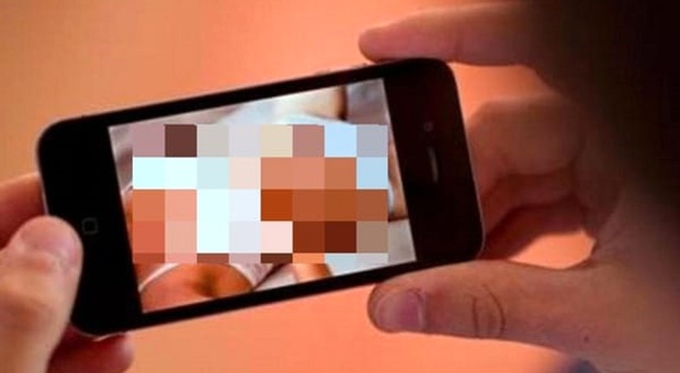 Frascati, diffuso video hot (modificato con una app) delle compagne: revenge porn al liceo