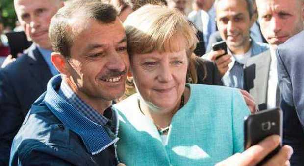 Merkel, selfie e sorrisi con i migranti: applausi dei profughi in Germania per la cancelliera