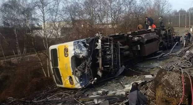 Belgio, deraglia treno: un morto e 27 feriti