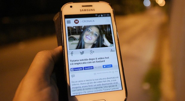 Insultò Tiziana dopo il suicidio Facebook «copre» il calunniatore