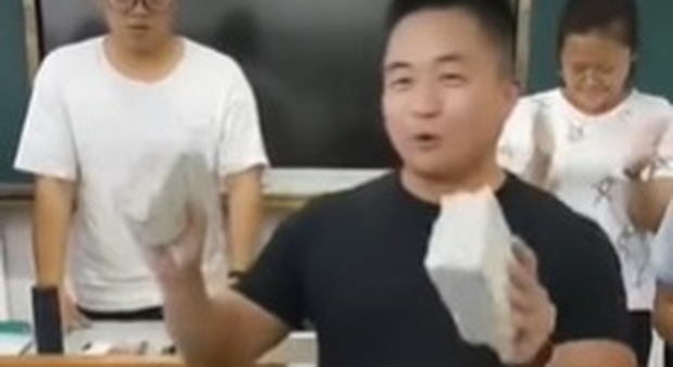 Cina, il prof più amato dagli studenti: spiega la fisica rompendo mattoni (o sullo skateboard in classe)