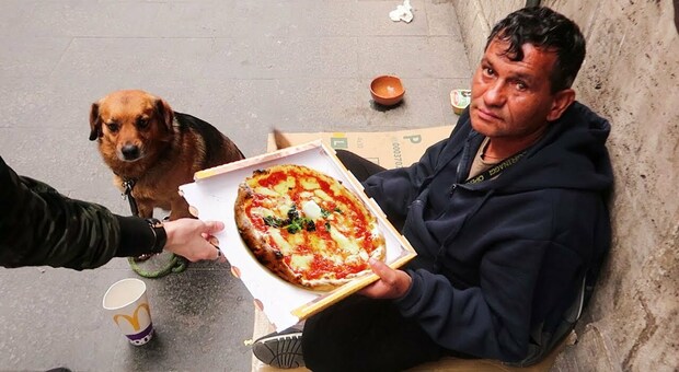 Covid a Napoli, pizze gratis ai clochard fornite da Porzio e dalla Caritas
