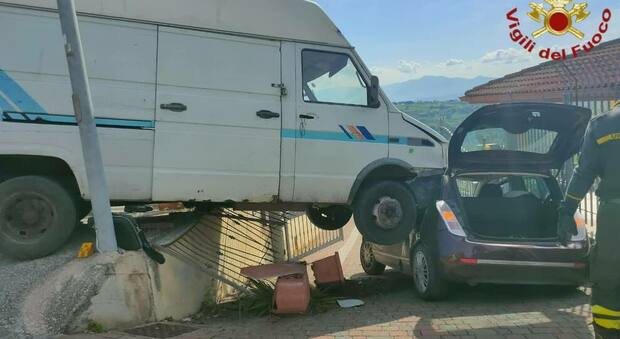 Incidente choc vicino Roma, furgone vola su un'auto: un ferito in codice giallo FOTO