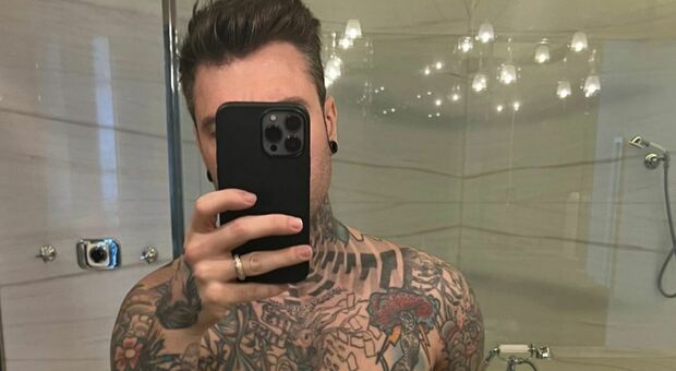 Fedez, il selfie a torso nudo: «Sono dimagrito 10 chili dopo l'operazione»