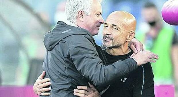L'abbraccio tra José Mourinho e Luciano Spalletti