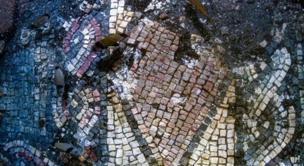 Meraviglie sommerse di Baia, lavori in corso al mosaico delle terme del Lacus
