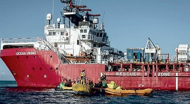 Ocean Viking, salgono a 369 i migranti: sbarco al porto di Ancona, poi tutti al Palaindoor