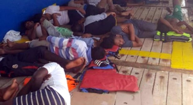 Migranti a bordo della nave Sarost bloccata al largo della Tunisia