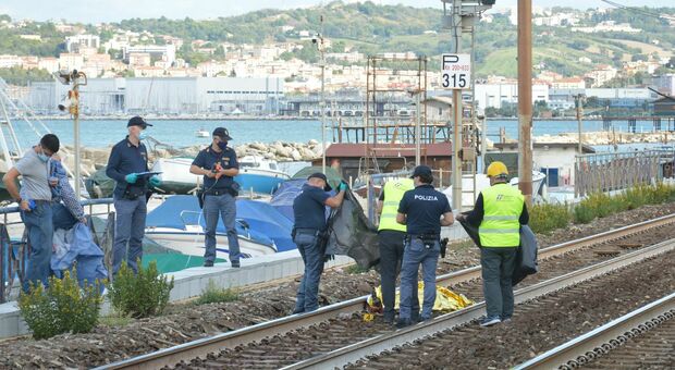 Travolto e ucciso dal convoglio vicino alla stazione: fermi i treni per Roma e per Bologna