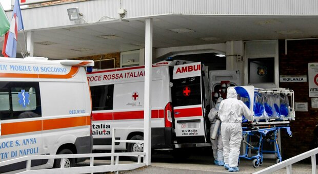 Covid a Napoli, il manager dell'Asl ammette: «Gli ospedali rischiano il collasso»